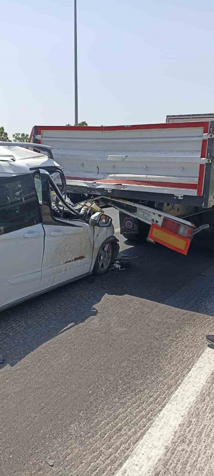 Tıra arkadan çarpan otomobilin sürücüsü ağır yaralandı