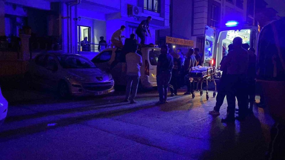 İkinci Kattan Park Halindeki Aracın Üzerine Düştü