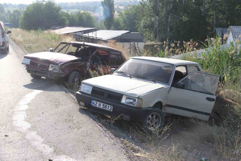Seyir halindeki otomobil park halindeki araca çarptı: 2 yaralı