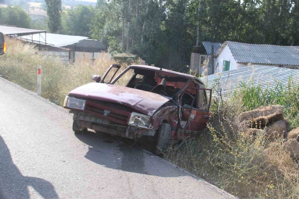 Seyir halindeki otomobil park halindeki araca çarptı: 2 yaralı