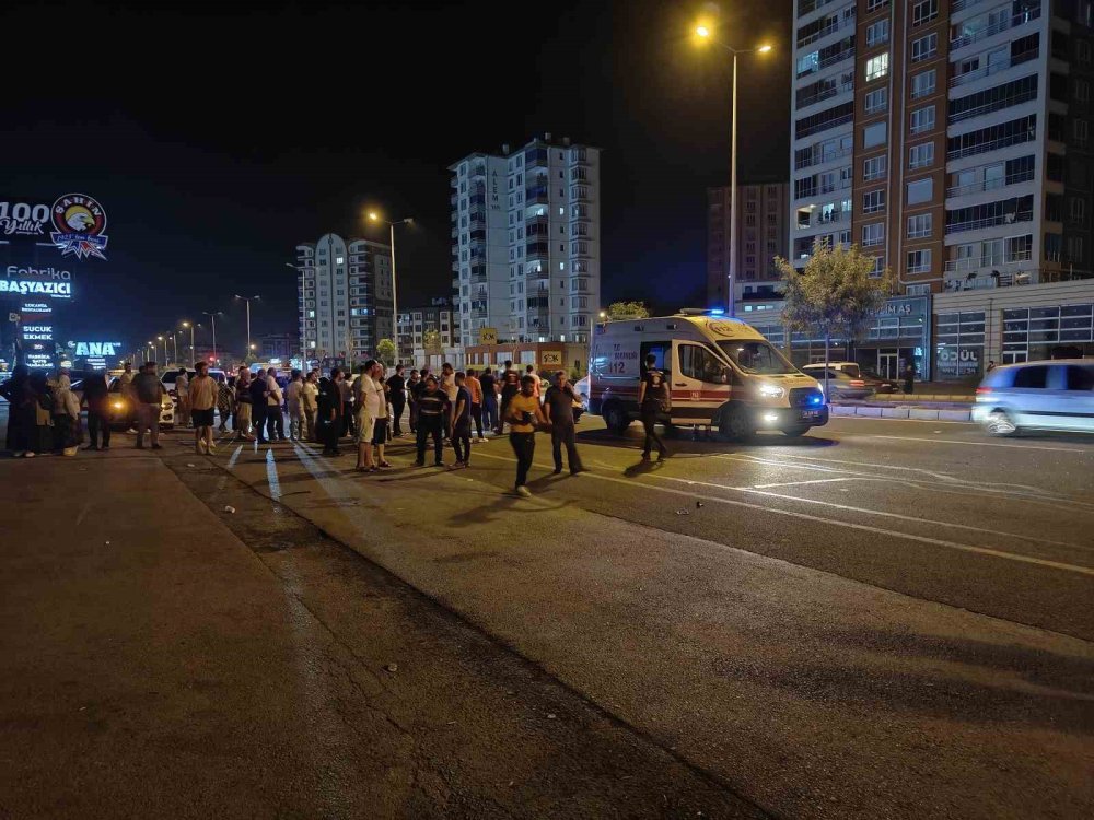 Yolun karşısına geçen kadına peş peşe 2 otomobil çarptı