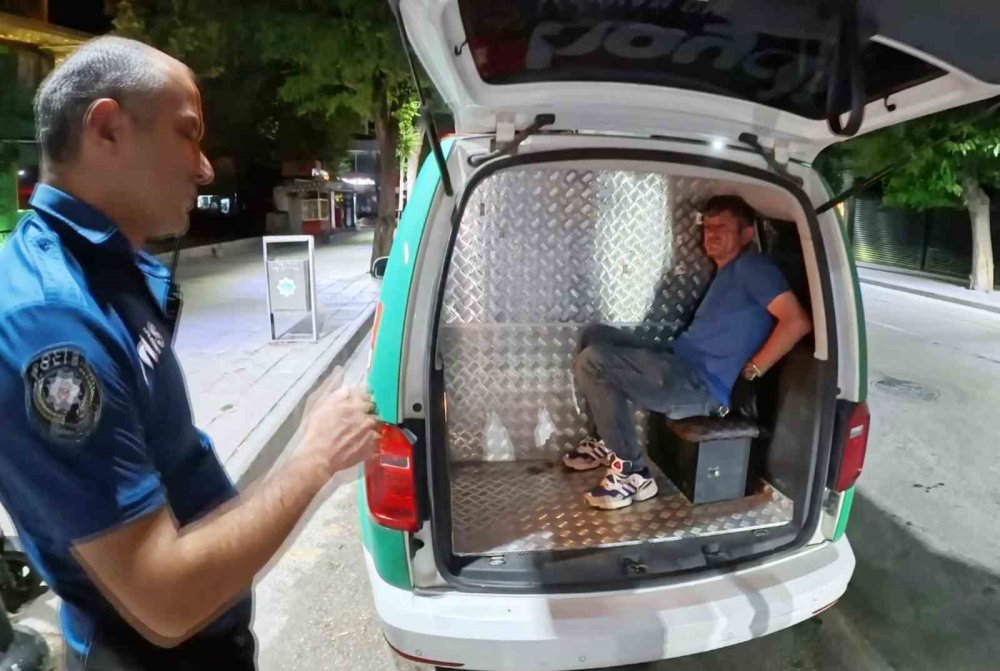 Aksaray’da Büfeye Cam Kırarak Girdi, “Açtım” Dedi ama Tutuklandı