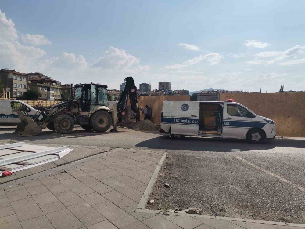 Doğalgaz alarmı: İş makinesi boruyu patlattı