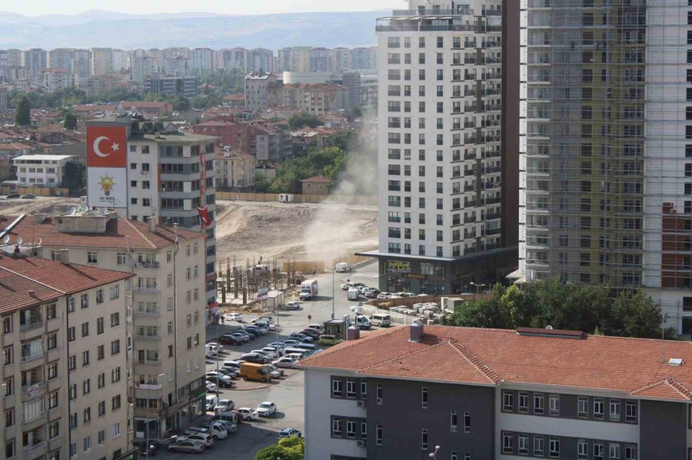 Doğalgaz alarmı: İş makinesi boruyu patlattı