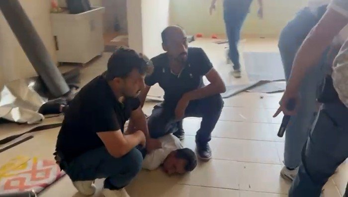 Firari hükümlüler sanayi dükkanında yakalandı