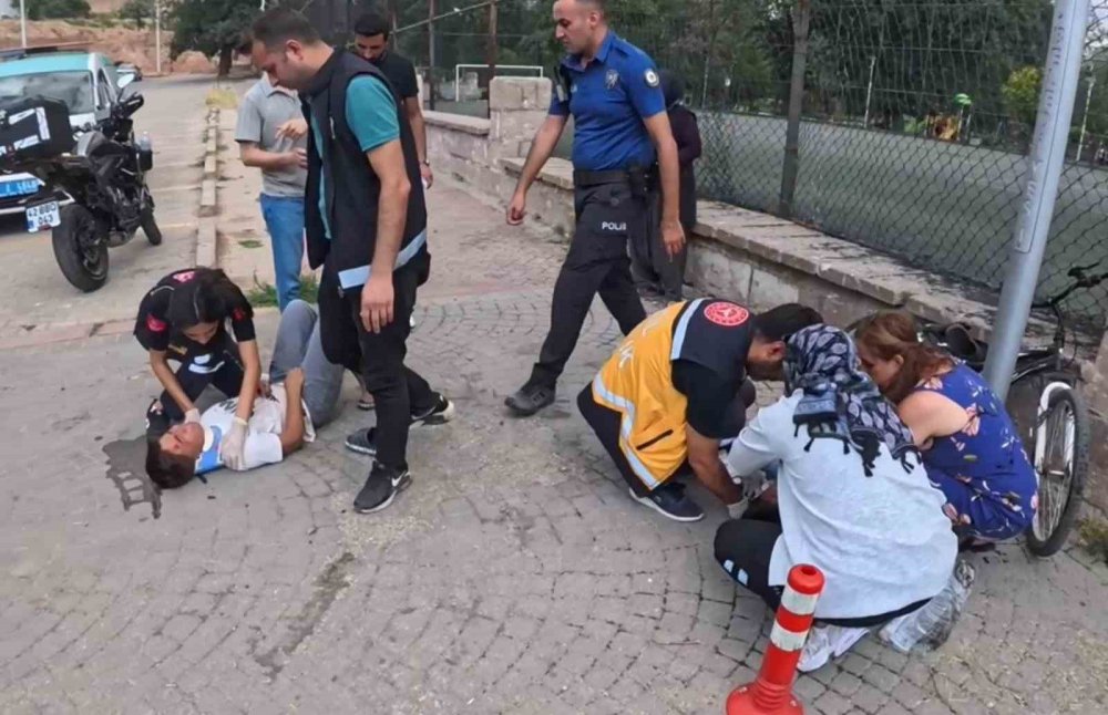 Freni tutmayan bisikletle yokuş aşağı savruldular