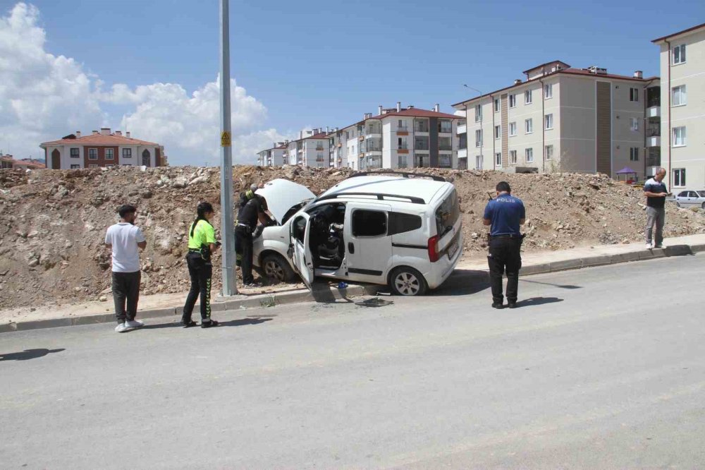 Önce kaldırıma, sonra toprak yığınına çıktı