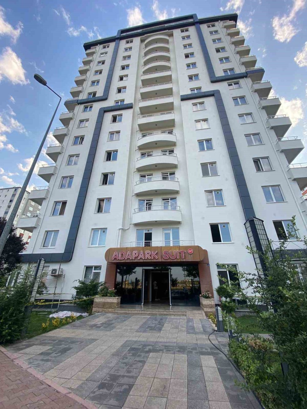 Süitte şüpheli olay! 8. kattan düşen kadın hayatını kaybetti