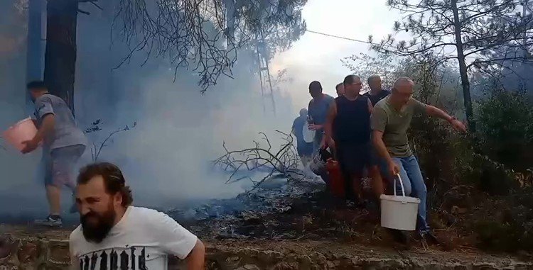 Yangın paniği: Kovasını kapan ormana koştu