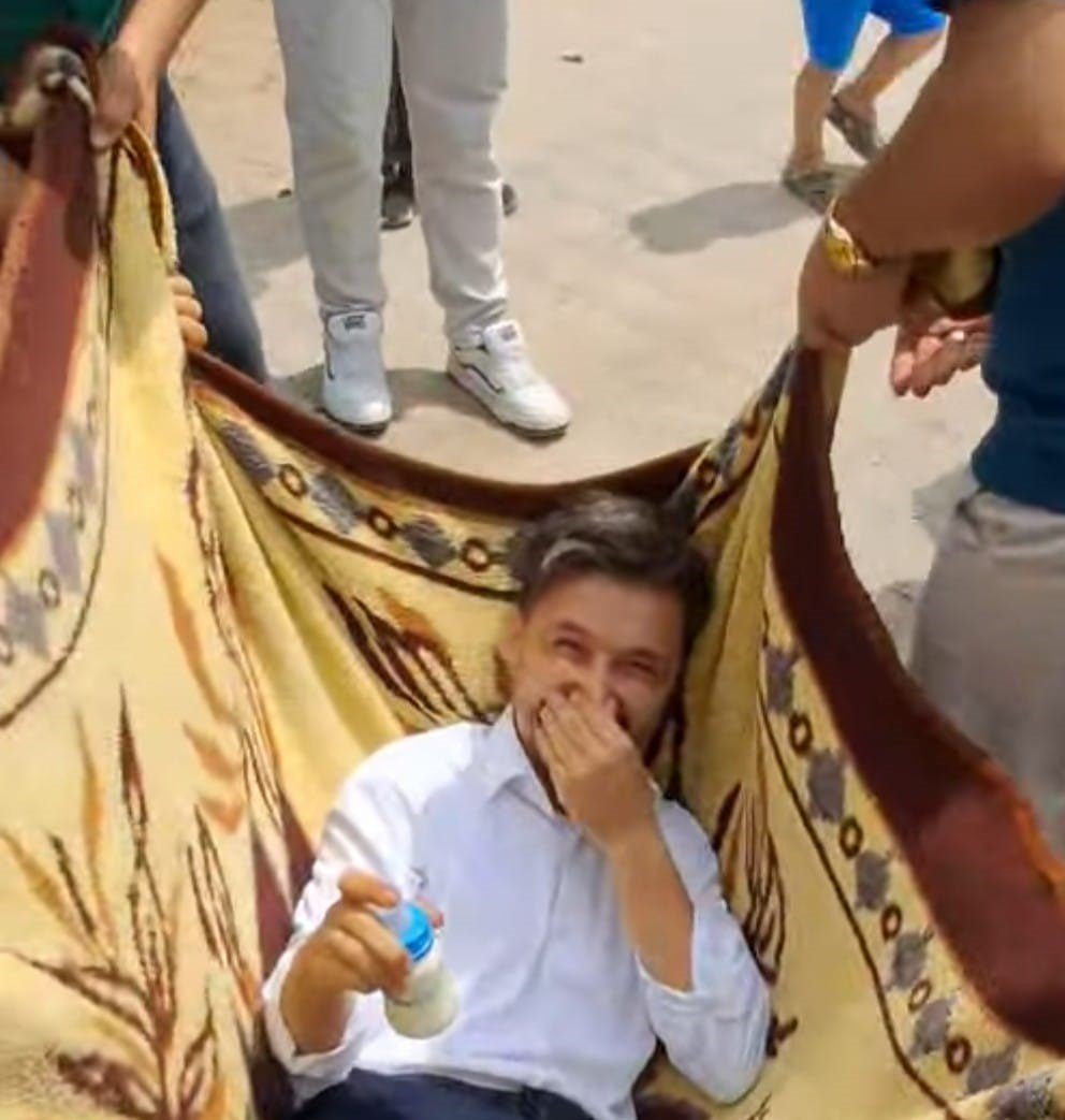 Düğün mü sınav mı belli değil: Damadın arkadaşları eğlenceyi abarttı