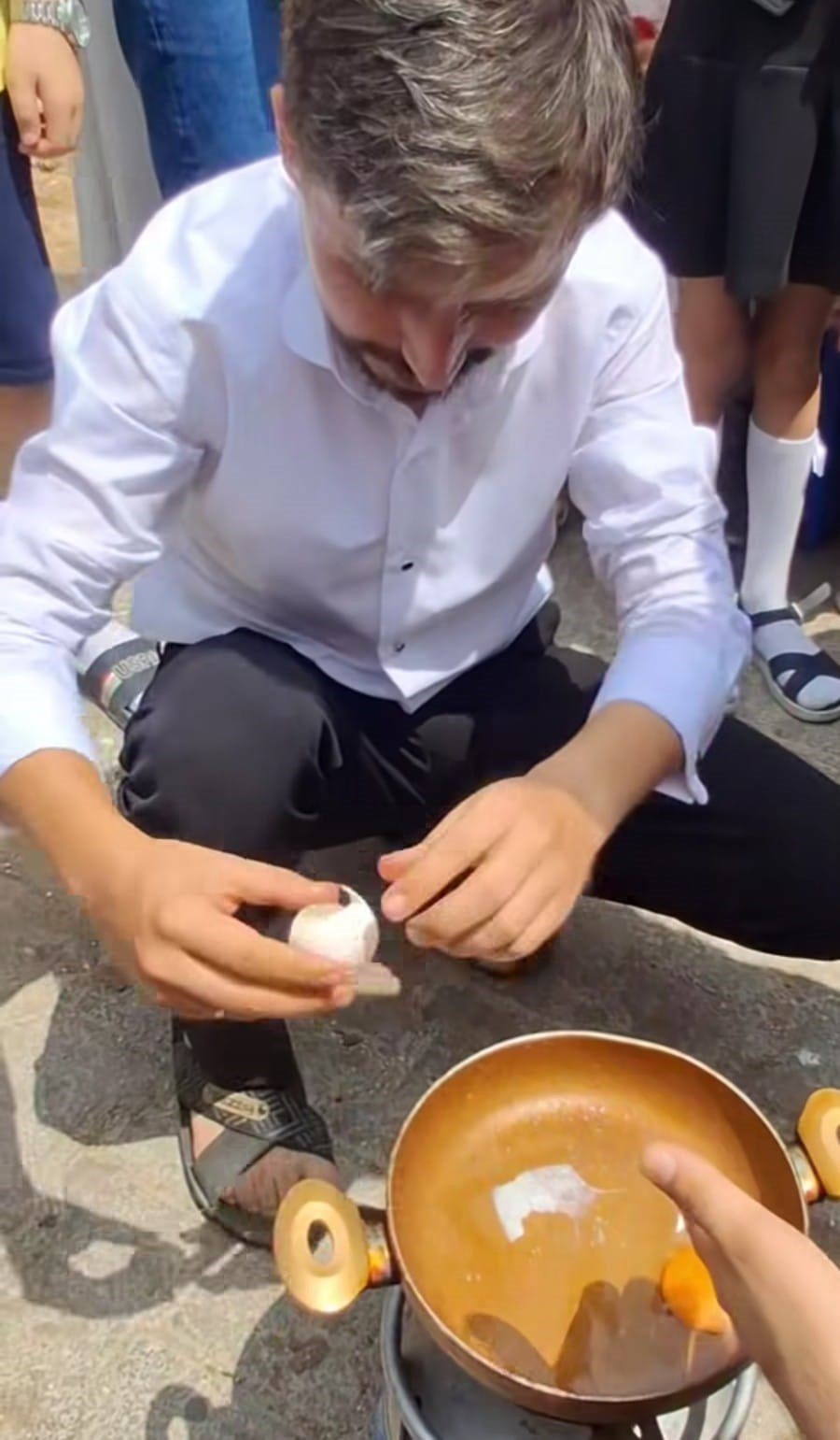 Düğün mü sınav mı belli değil: Damadın arkadaşları eğlenceyi abarttı