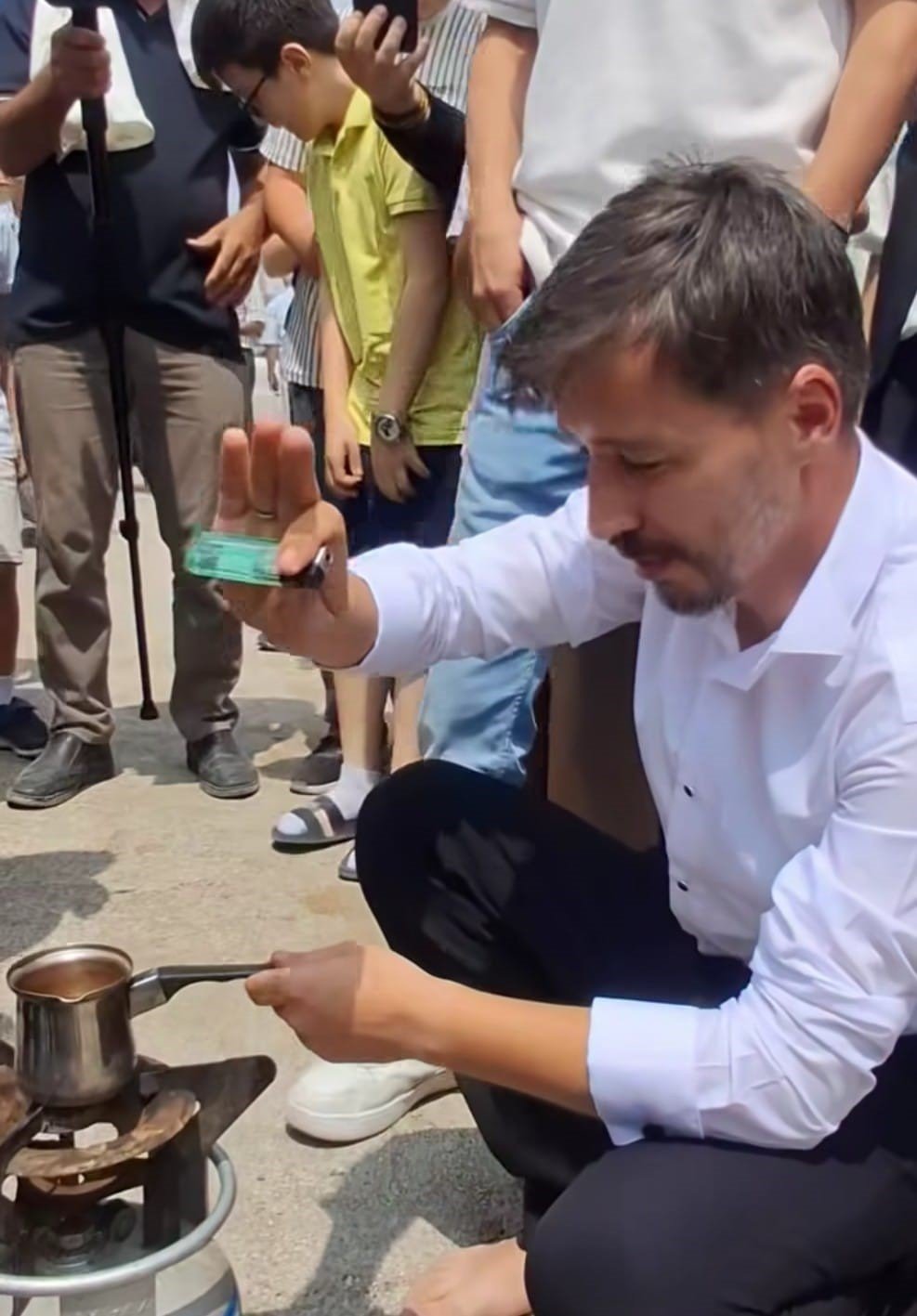 Düğün mü sınav mı belli değil: Damadın arkadaşları eğlenceyi abarttı