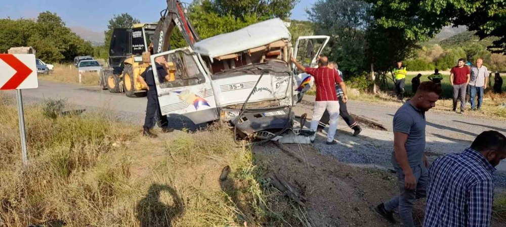 Kamyon ile su tankeri çarpıştı: 2'si ağır, 4 yaralı