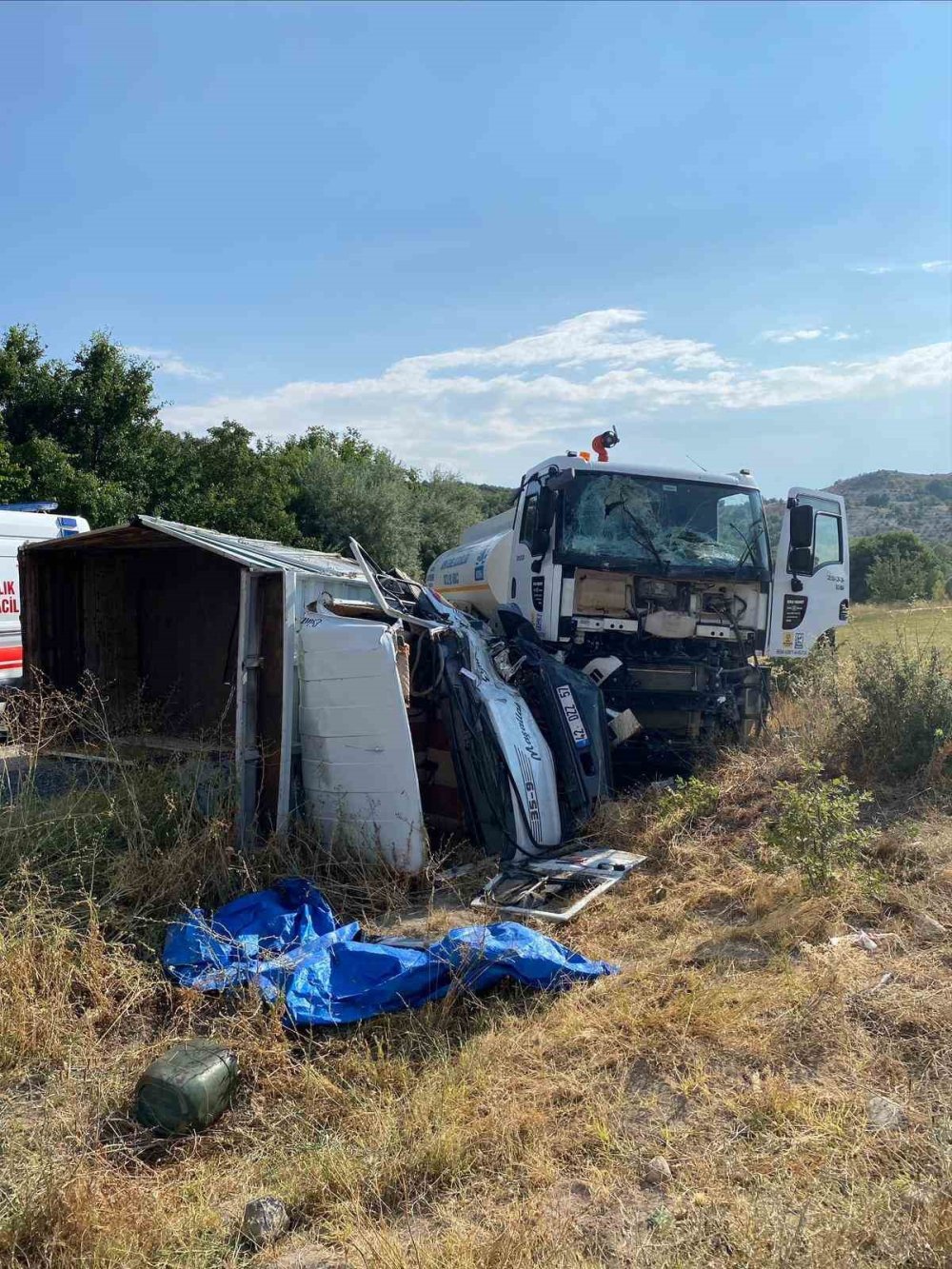 Kamyon ile su tankeri çarpıştı: 2'si ağır, 4 yaralı