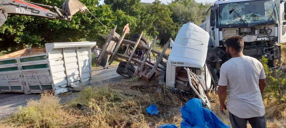 Kamyon ile su tankeri çarpıştı: 2'si ağır, 4 yaralı