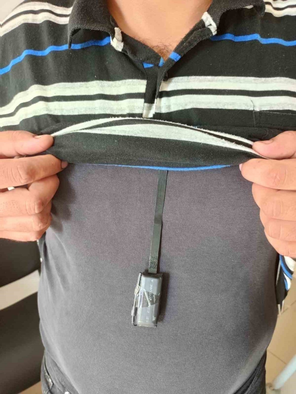 Kopya düzeneğiyle sınavına girmeye çalıştı, yakalandı