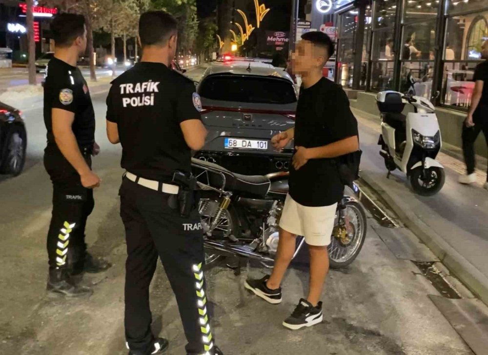 Plakasız motosikletle yakalanan gencin polisle diyaloğu güldürdü