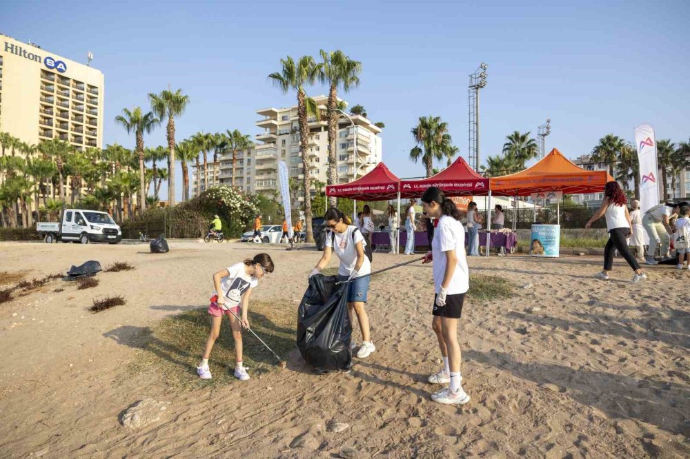 11 yaşındaki fenomenin temizlik akımına, belediyeden destek geldi