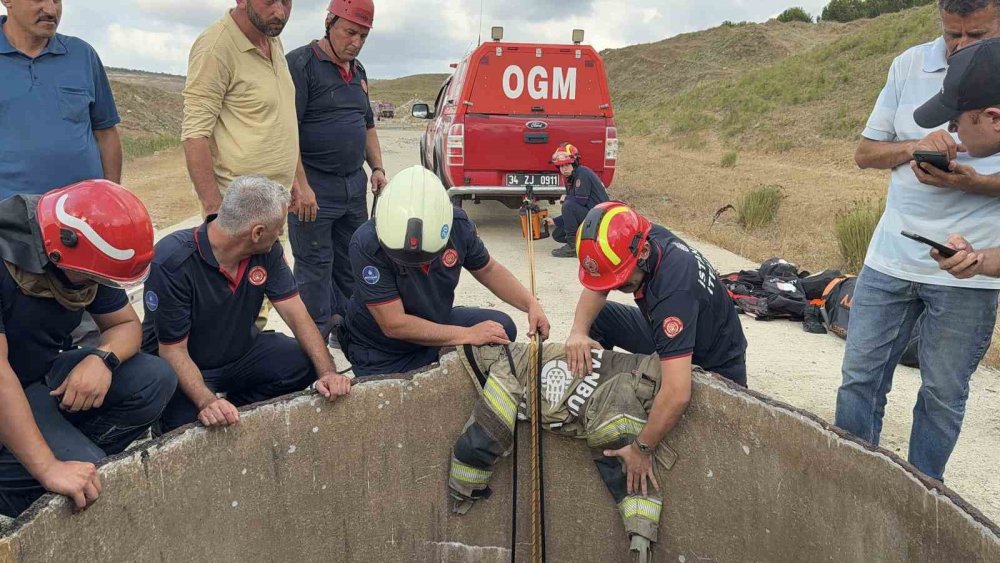 Hırsızlık için kuyuya inen şahsı ip kopunca arkadaşları bırakıp kaçtı