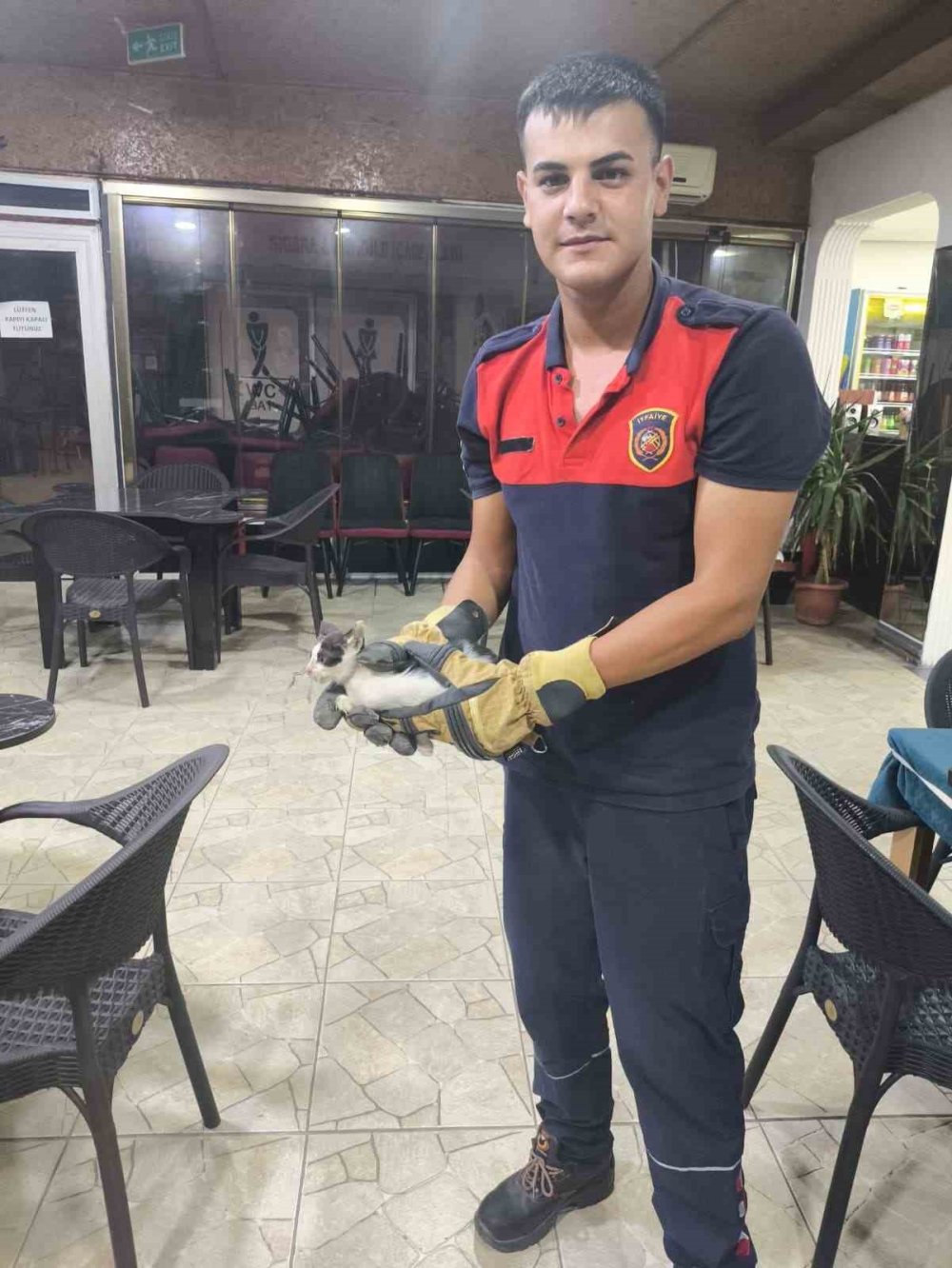 Tam dükkanı kapatacakken sesi duydular