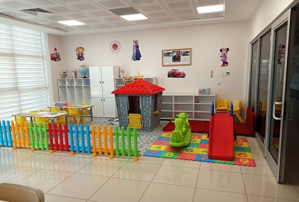 Adliye koridorlarında bekleyen çocuklar için oyun alanı yapıldı