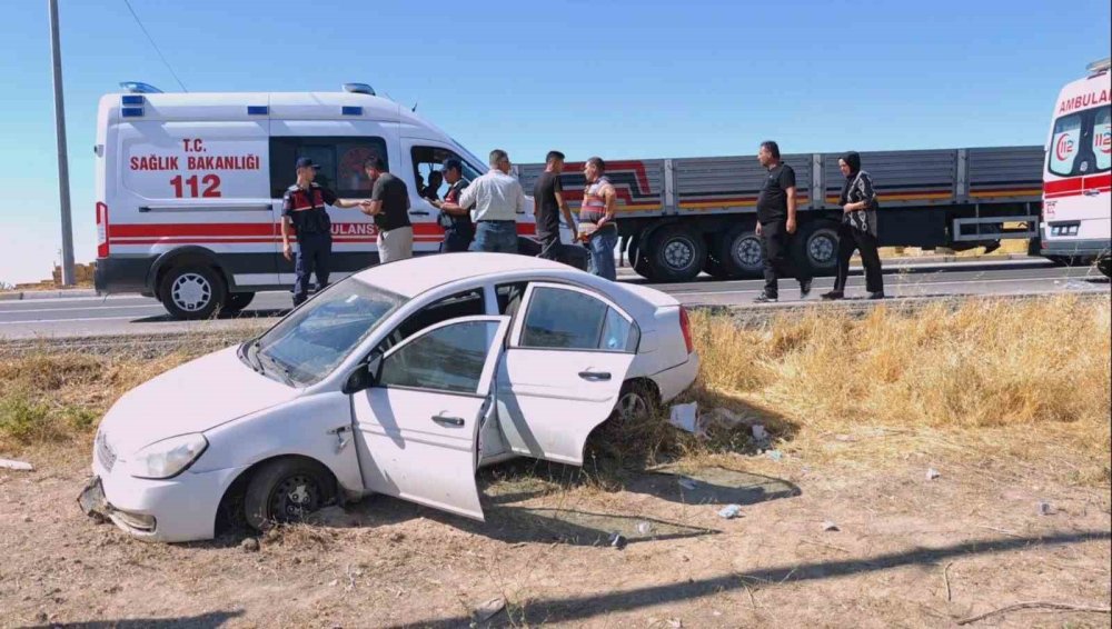 Aksaray-Konya yolunda otomobil şarampole devrildi: 4 kişi yaralandı