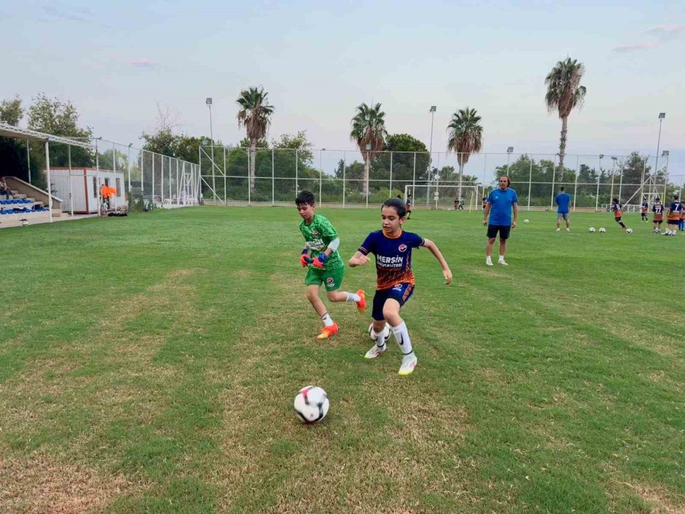 Depremzede Osman, futbol sayesinde yeniden hayata tutundu