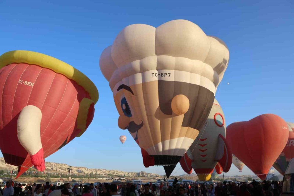 Uluslararası Balon Festivali Kapadokya semalarını renklendirdi