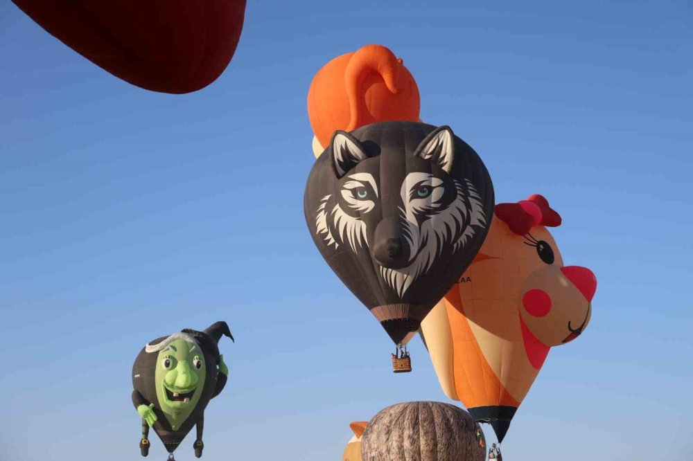 Uluslararası Balon Festivali Kapadokya semalarını renklendirdi