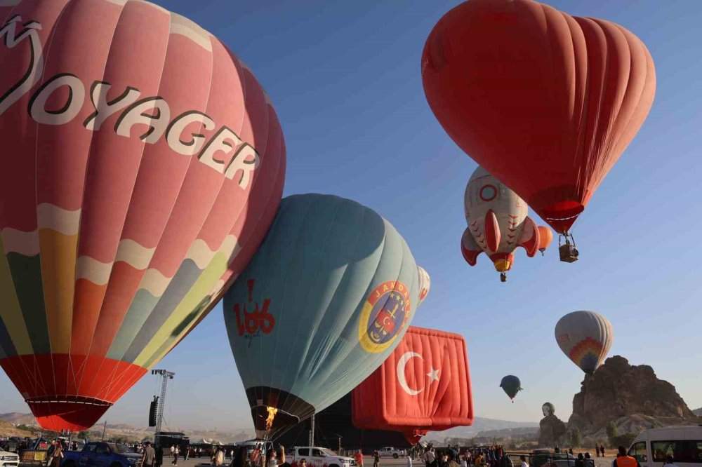 Uluslararası Balon Festivali Kapadokya semalarını renklendirdi