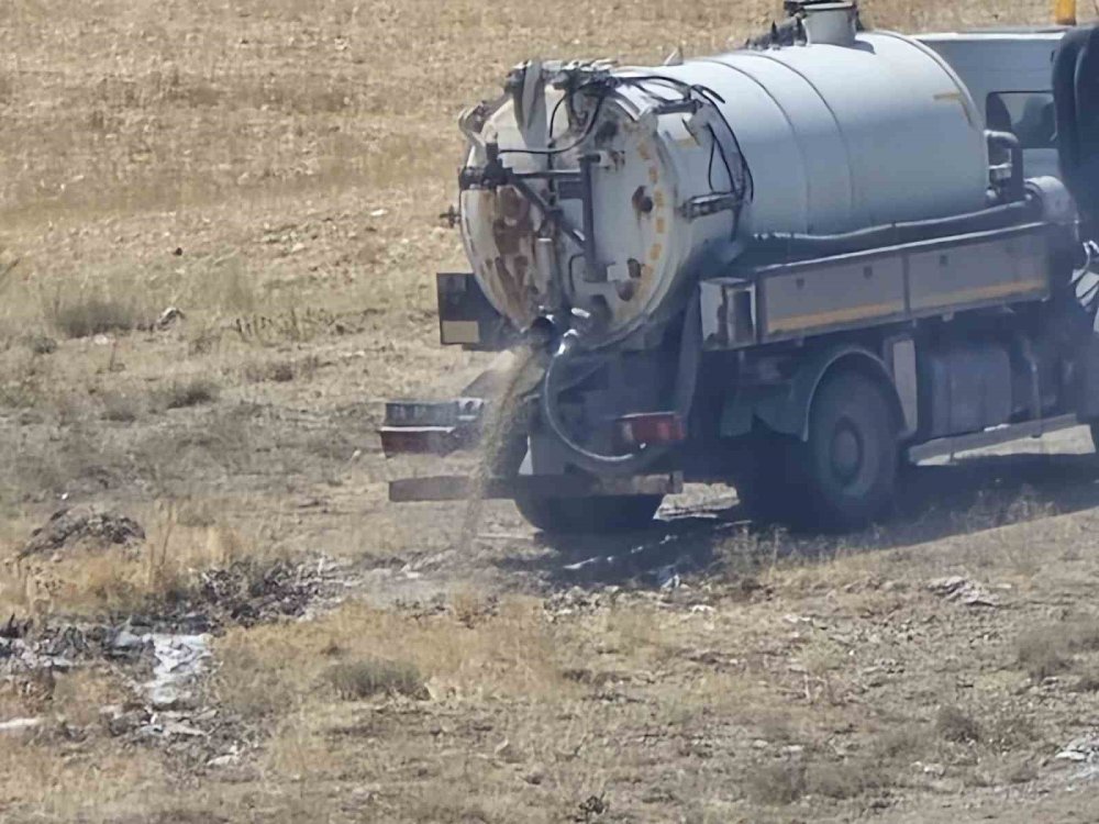 Atık suyu vidanjörle araziye döktüler, cezayı da yediler