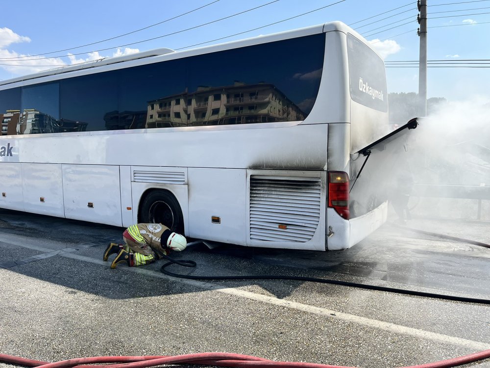 Konya Otobüsünde Yangın Çıktı Yolcular Son Anda Tahliye Edildi