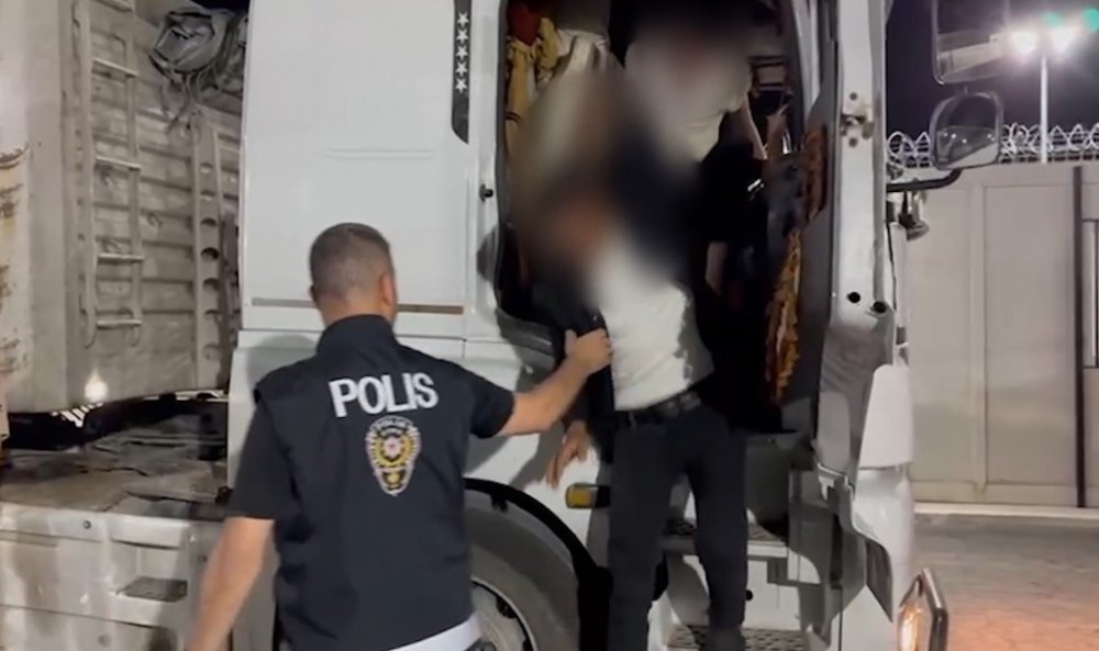 Yok Böyle Tır: İçinde 3 Polis Birimine Yetecek Suç Çıktı