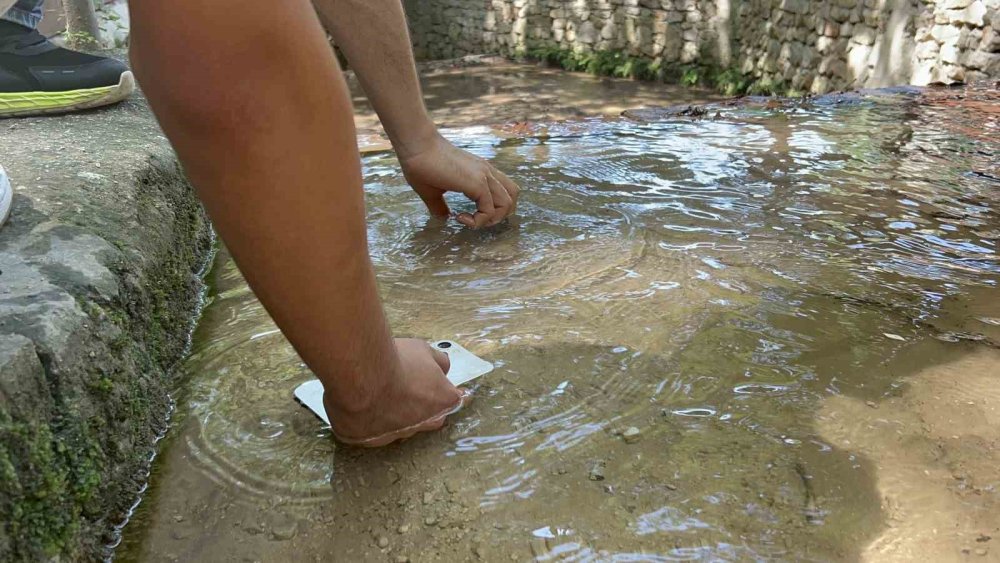 45 Derece Sıcakta İlginç Çözüm: Telefonları Suda Soğuttular