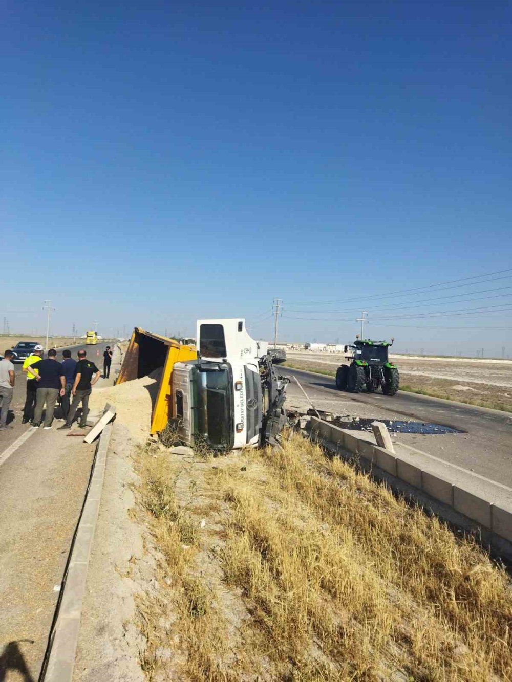 Karatay'ın Kamyonu Sakyatan'da Devrildi