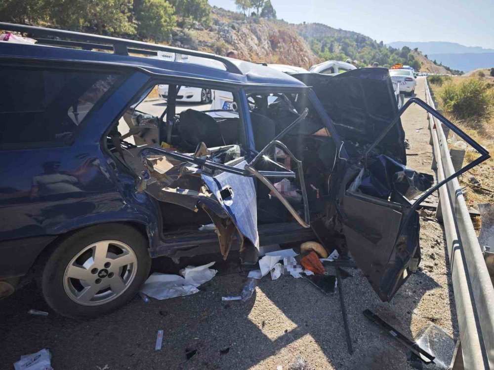 Üç aracın karıştığı zincirleme kazada 7 kişi yaralandı