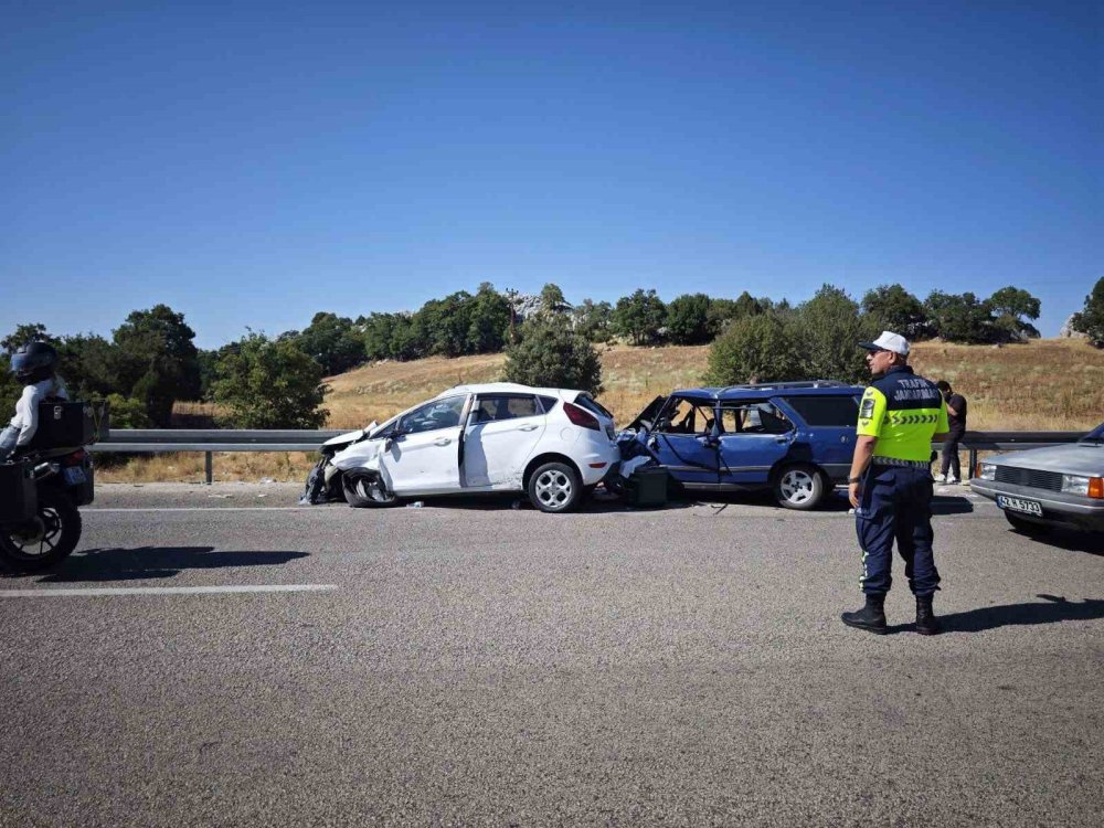 Üç aracın karıştığı zincirleme kazada 7 kişi yaralandı