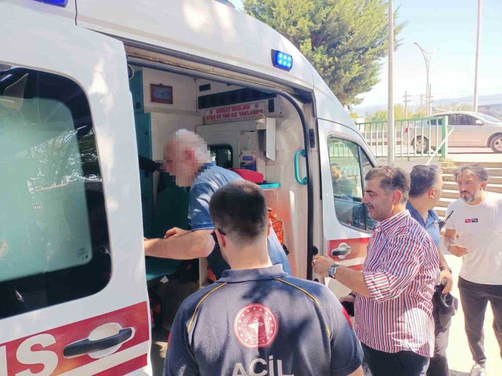 Yolcuyu demir sopa ile kovaladı, polisi görünce boynuna bıçak dayadı