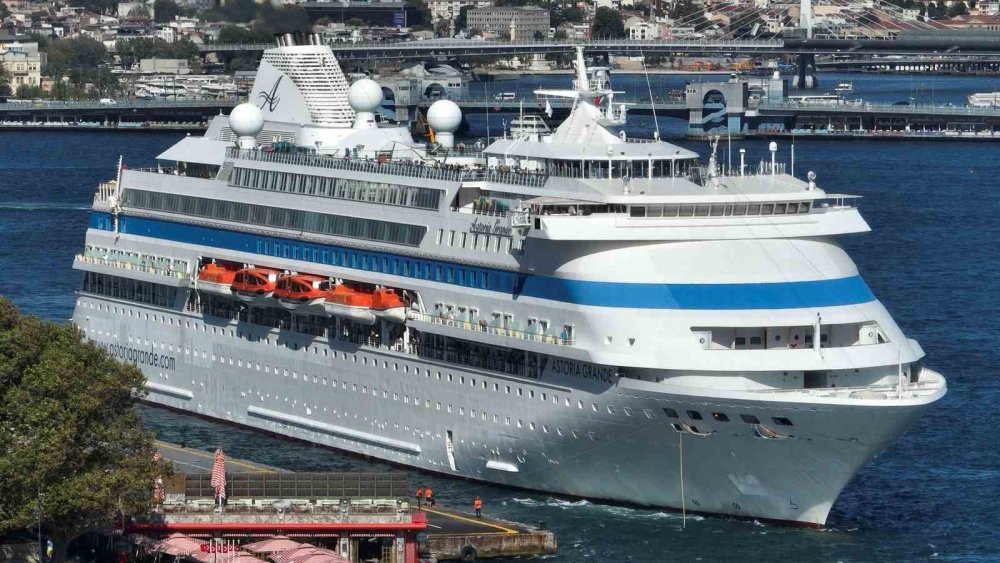 193 Metrelik Dev Yolcu Gemisi Astoria Grande, İstanbul'da