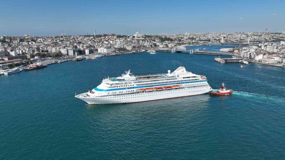 193 Metrelik Dev Yolcu Gemisi Astoria Grande, İstanbul'da
