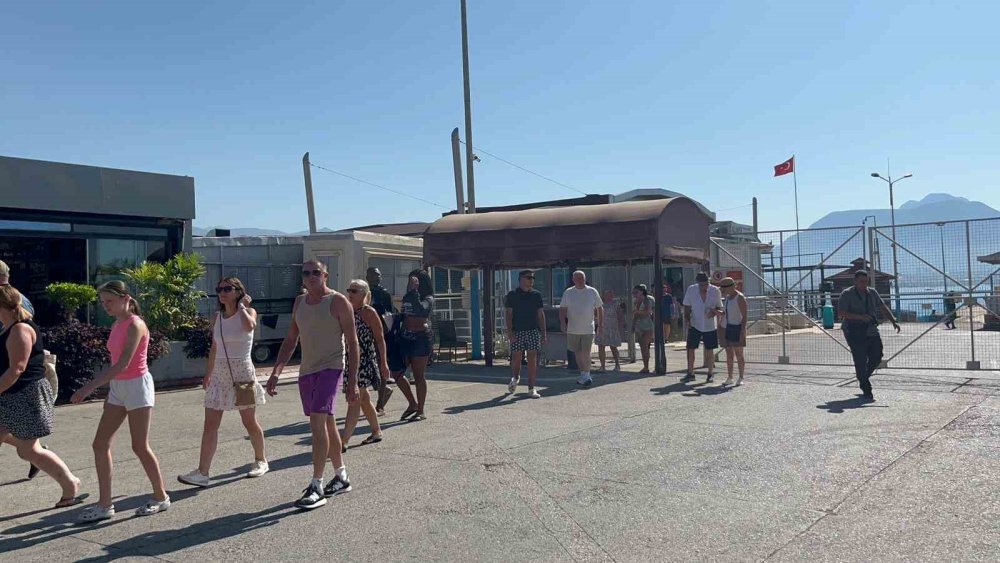 Bahama Bandıralı "Marella Discovery 2" Kruvaziyeri Alanya Limanı'na Demir Attı