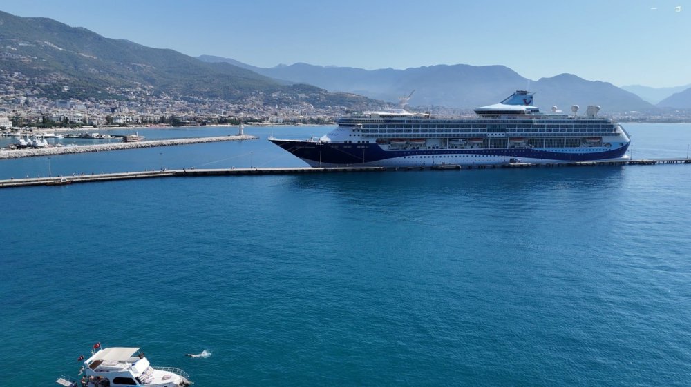 Bahama Bandıralı "Marella Discovery 2" Kruvaziyeri Alanya Limanı'na Demir Attı