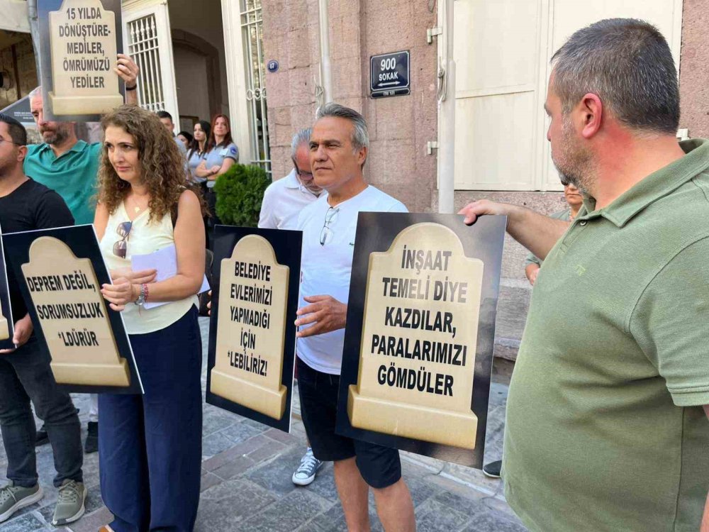 Büyükşehir Belediyesi önünde mezar taşlı eylem