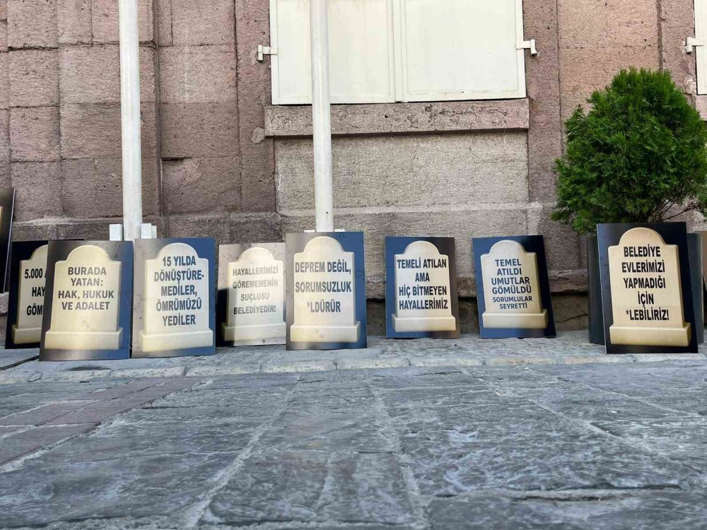 Büyükşehir Belediyesi önünde mezar taşlı eylem