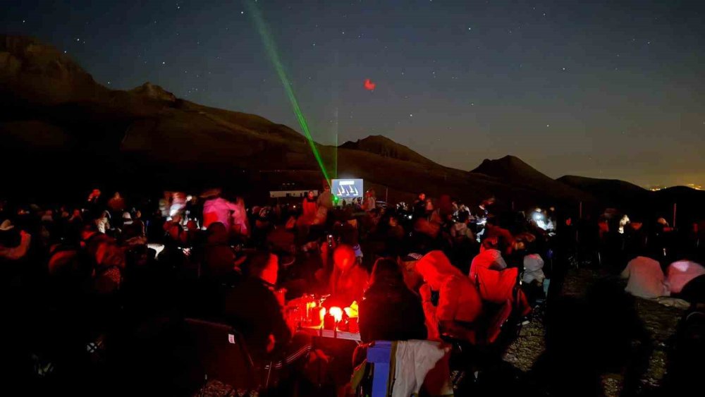 2 Bin 650 Metrede Perseid Meteor Yağmuru Büyüledi