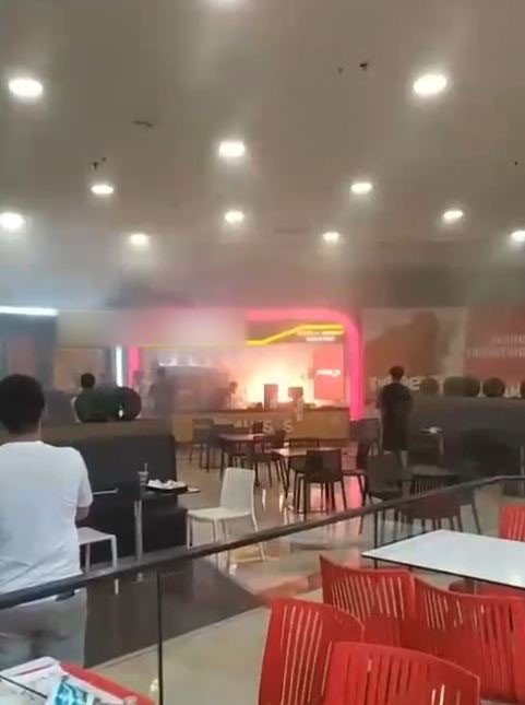 AVM de yangın çıktı, içerdekiler kendini dışarı attı