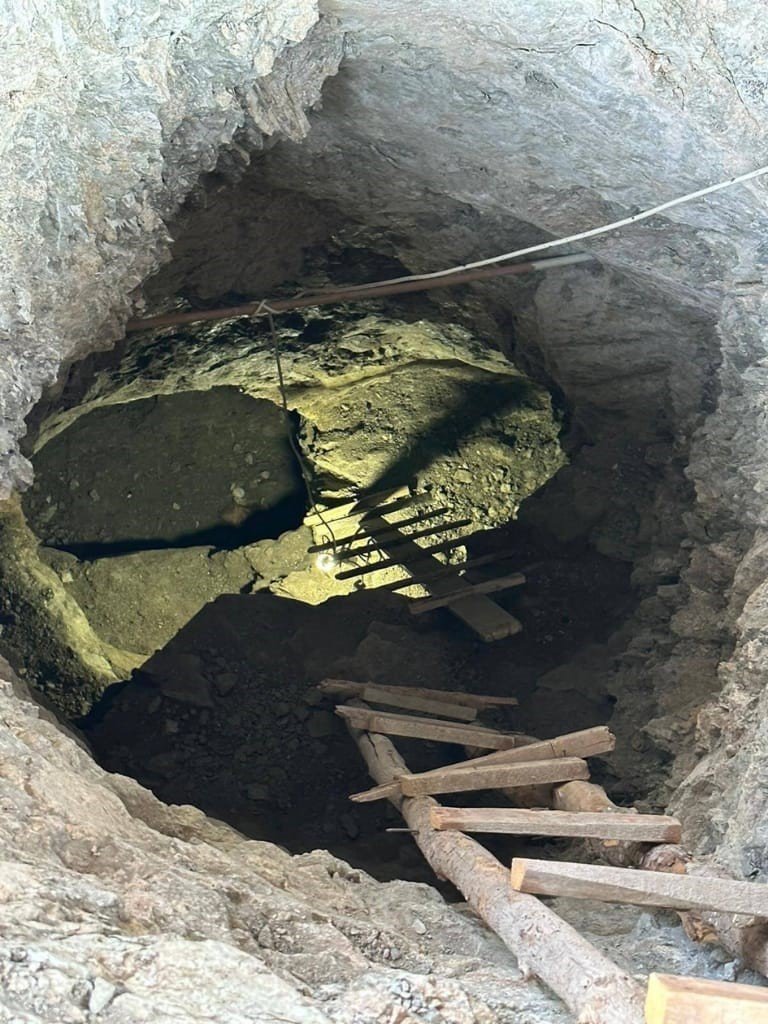 Babasının bahçesinde define ararken jandarmaya yakalandı