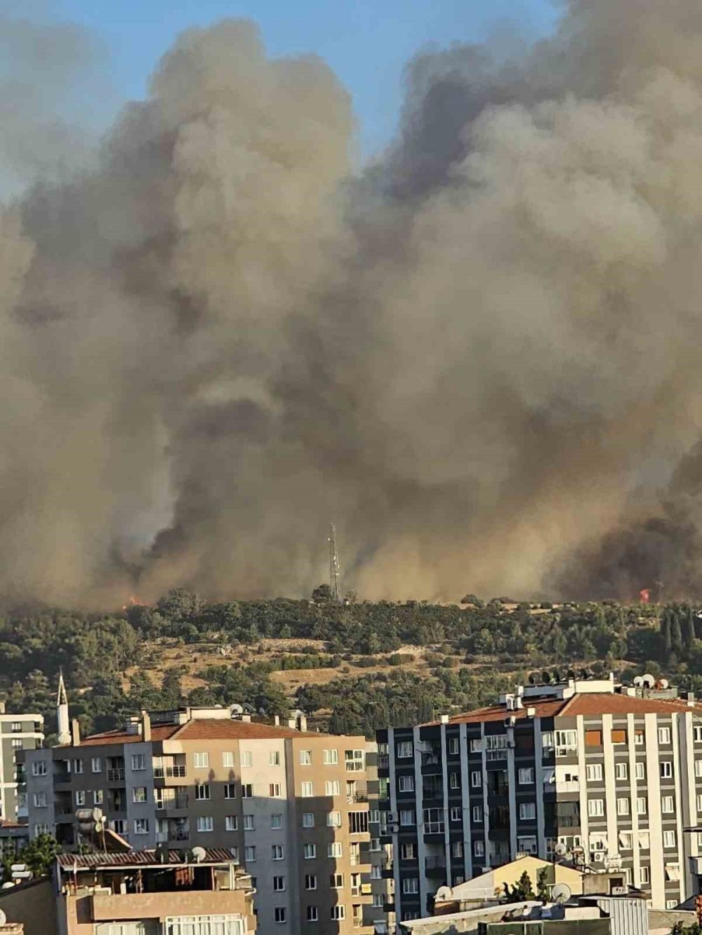 Buca’da Alevler Gece Boyunca Kontrol Altına Alındı, Hava Müdahalesi Yeniden Başladı
