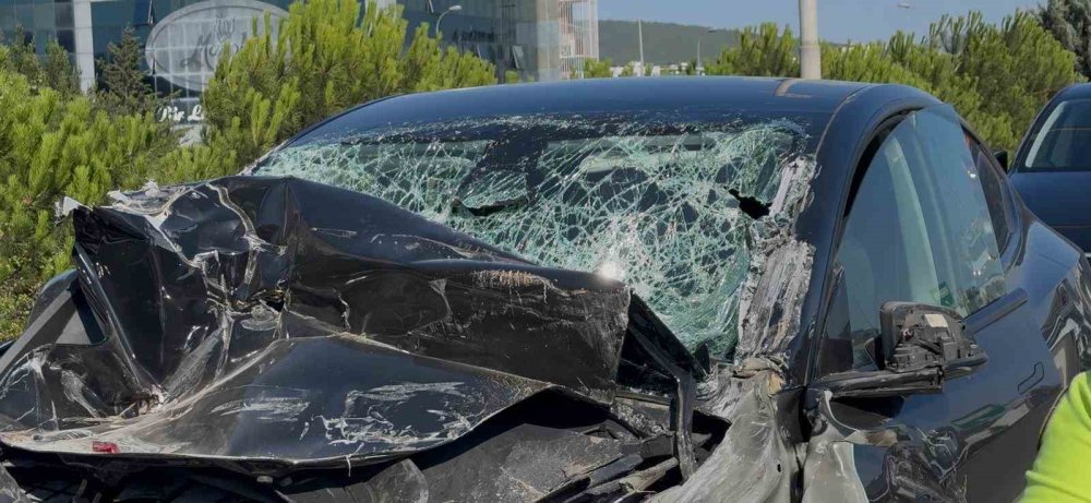 Tıra çarpan Tesla hurdaya döndü