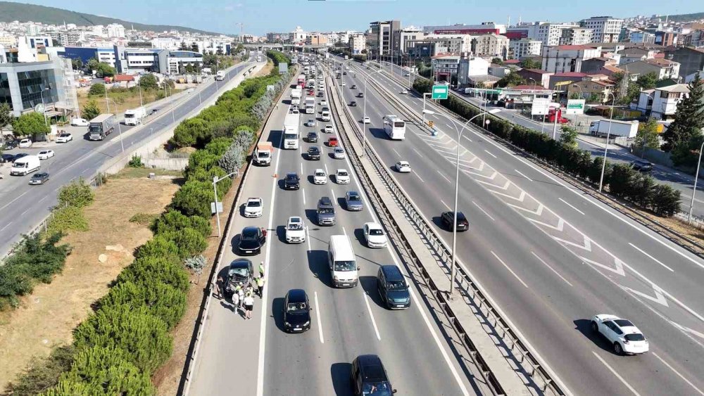 Tıra çarpan Tesla hurdaya döndü